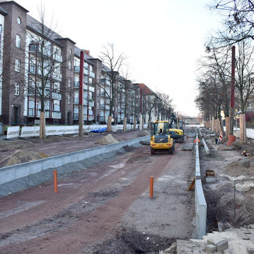 Bauarbeiten für die neue Straßenbahntrasse in der Warschauer Straße.